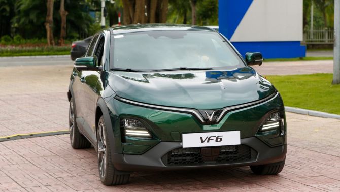 Giá lăn bánh VinFast VF 6 mới nhất cuối tháng 10/2025 hấp dẫn khó cưỡng, là ‘món hời’ cho khách Việt
