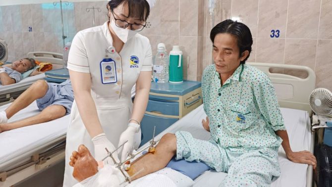 Cái kết bất ngờ của người đàn ông bị đứt lìa bàn chân khi vận hành máy cắt cỏ