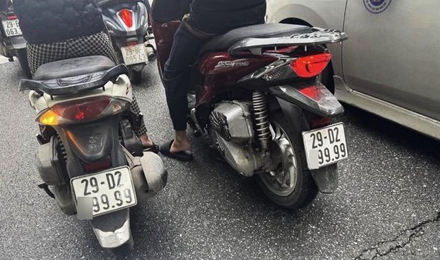 Xôn xao hình ảnh 2 xe SH có trùng biển số tứ quý 9 ở Hà Nội, công an vào cuộc