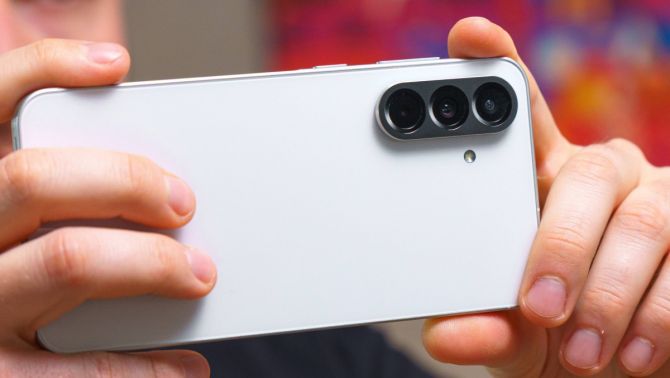 Đây vãn là vua tầm trung Android nhà Samsung với phần cứng mạnh hơn iPhone 16, so ngang iPhone 17