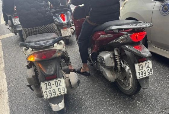 Xuất hiện 2 chiếc SH trùng biển số, thản nhiên đi ngang hàng nhau ở Hà Nội: Biển giả hay ảnh ghép?