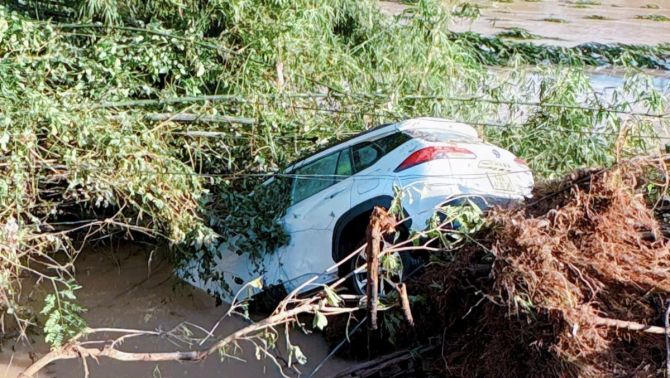 Đắk Lắk: Rợn cảnh ô tô chở 2 người trôi xiết theo dòng nước lũ