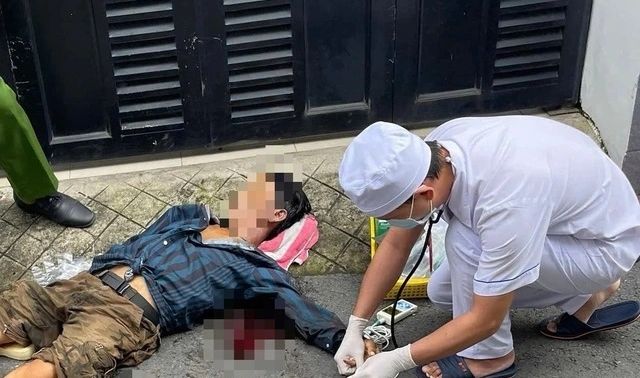 Hiện trường đau lòng người bán vé số khuyết tật tử vong ven đường bên cạnh vũng máu ở TP.HCM