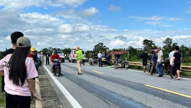 Va chạm giữa xe máy và xe đầu kéo ở Hà Tĩnh: Chồng đau đớn nhìn vợ ra đi mãi mãi, hiện trường tai nạn gây ám ảnh