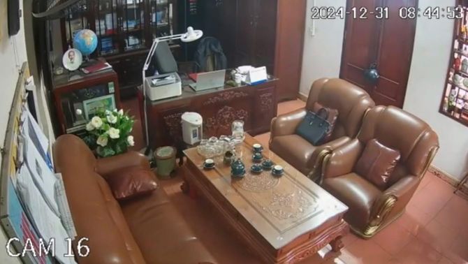 Danh tính người đàn ông lộ nhiều hình ảnh ‘thân mật’ với nhiều phụ nữ trong phòng làm việc ở Ninh Bình