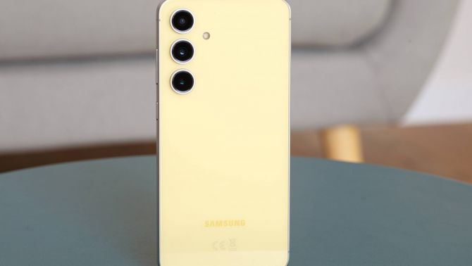 Đây là chiếc Galaxy S giá hơn 10 triệu, bản sao giá rẻ của Galaxy S25, AI ‘nét căng’ áp đảo cả iPhone 17