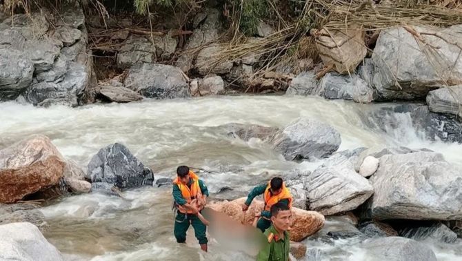 Người dân hé lộ chi tiết kỳ lạ vụ 5 em nhỏ bị cuốn trôi khi tắm sông, tranh cãi nguyên nhân vụ việc