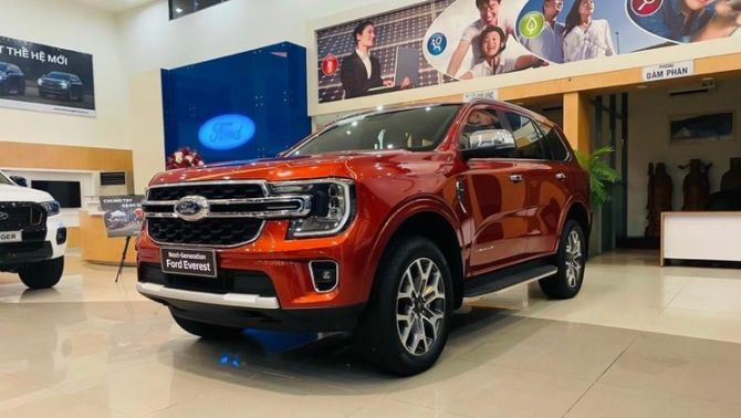 Ford Everest ‘đè bẹp’ Toyota Fortuner và Hyundai Santa Fe nhờ giá lăn bánh cực rẻ giữa tháng 11/2025