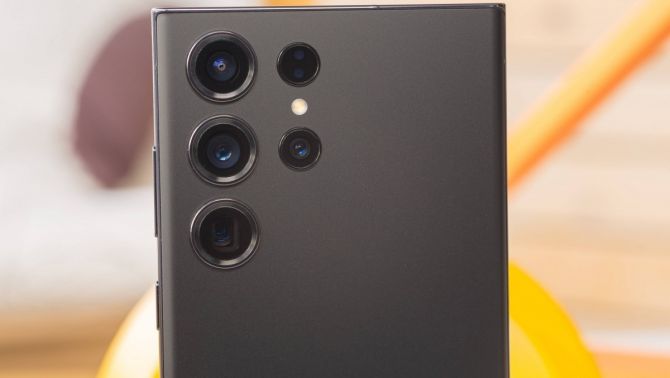 Đây là flagship màn cong cuối cùng của Samsung, trang bị vẫn cực chất lượng, giá rẻ như iPhone 16