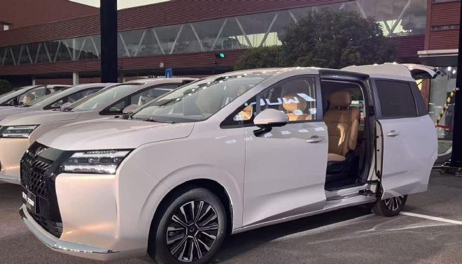 MPV 7 chỗ Starlight 730 ra mắt: ‘Xe gia đình quốc dân’ giá 260 triệu thách thức Mitsubishi Xpander
