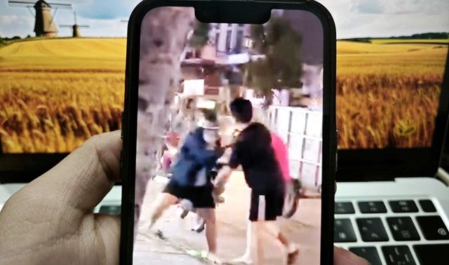 Hé lộ nguồn cơn 2 cặp nam nữ ẩu đả từ lòng đường lên vỉa hè ở TP.HCM, công an vào cuộc