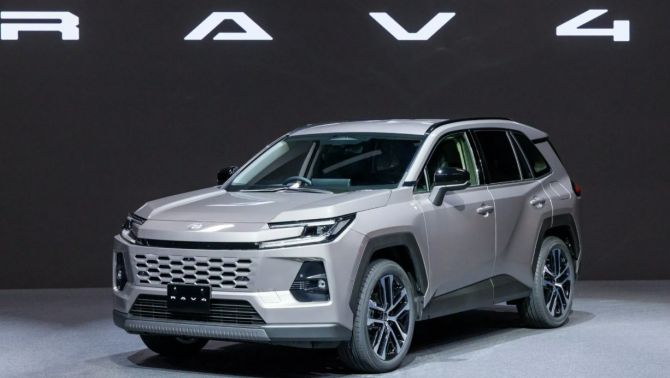 Toyota RAV4 2026 'đội giá' gần 4.000USD, nhiều khách hàng cân nhắc lựa chọn khác