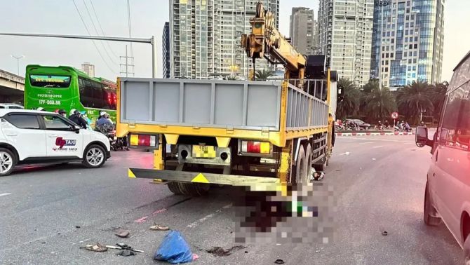 Hiện trường ám ảnh vụ xe máy va chạm xe tải cẩu, một phụ nữ tử vong giữa ngã tư Phạm Hùng - Đại lộ Thăng Long