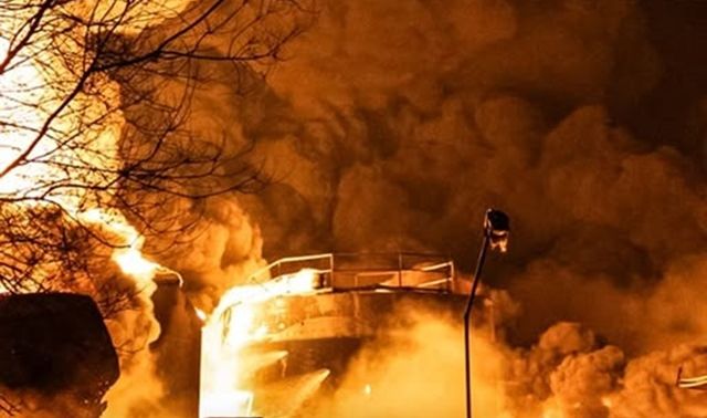 Ukraine phá hủy tàu, nhiều tòa chung cư và 1 kho dầu của Nga chìm trong biển lửa