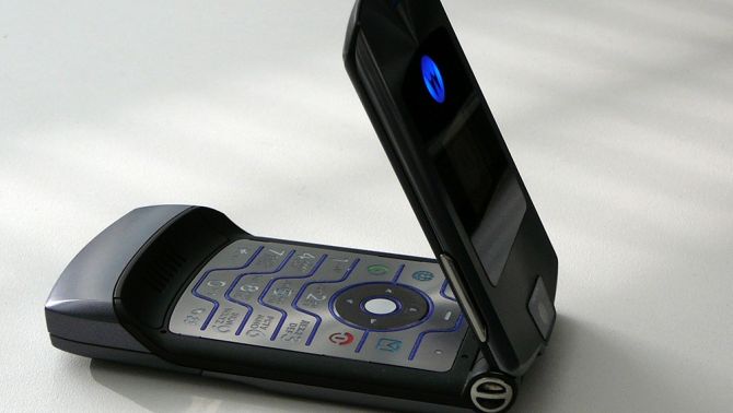 Motorola Razr V3: Siêu mẫu di động hơn 20 năm trước, iPhone phải ngước nhìn!