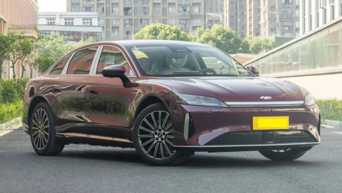 Sedan hạng D giá chỉ 675 triệu đồng thách thức Toyota Camry: Nội thất tiện nghi, công nghệ hiện đại