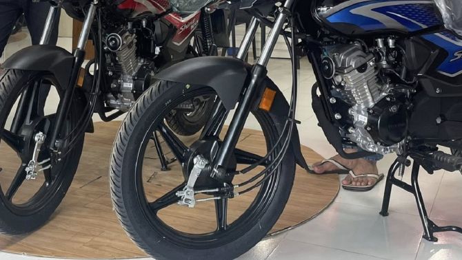 Tin xe máy 17/11: ‘Huyền thoại côn tay’ 100cc của Honda ra mắt, hạ đo ván Exciter, giá 24 triệu đồng