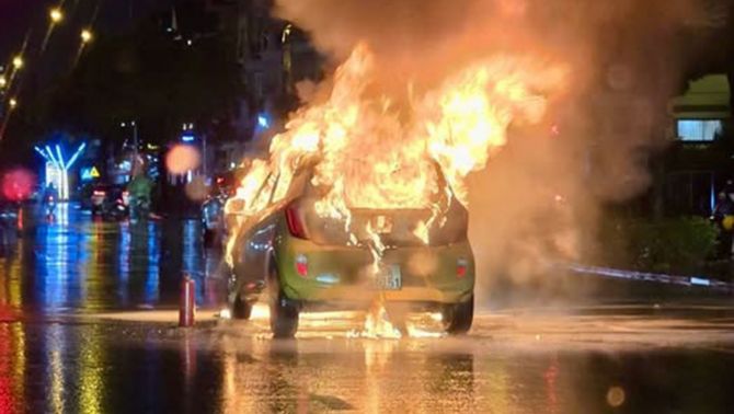 Kia Morning bốc cháy dữ dội giữa trời mưa Hà Nội, nguyên nhân thực sự chưa được xác định