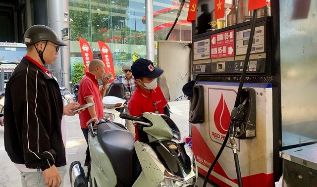 Dự báo giá xăng dầu ngày mai có thể tăng tiếp, biến động liên tục khi chính trị bất ổn