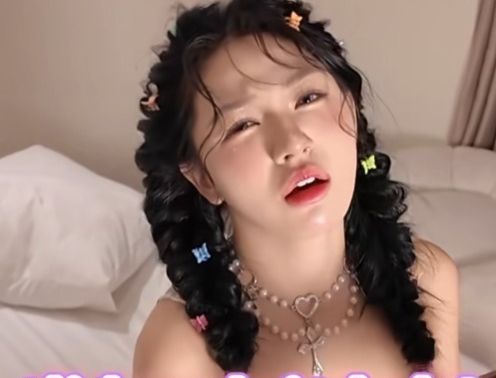 Trần Hà Linh mặc đồ gợi cảm quảng cáo game, gây tranh cãi mạng xã hội