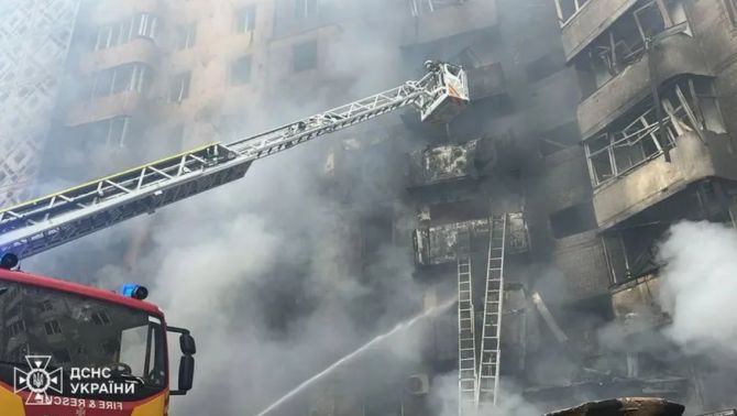 Kinh hoàng ở Lviv: Chung cư 9 tầng trúng tên lửa, chiến sự Nga - Ukraine khiến hàng trăm người thương vong