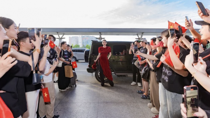 G63 trị giá ‘10 chữ số’ tháp tùng Hương Giang dự Miss Universe 2025: Gây sốt dù chỉ dừng ở top 30