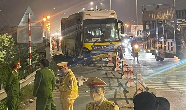 Nguyên nhân xe khách tông 2 người tử vong trên cầu Thanh Trì, nhân chứng tiết lộ xót xa