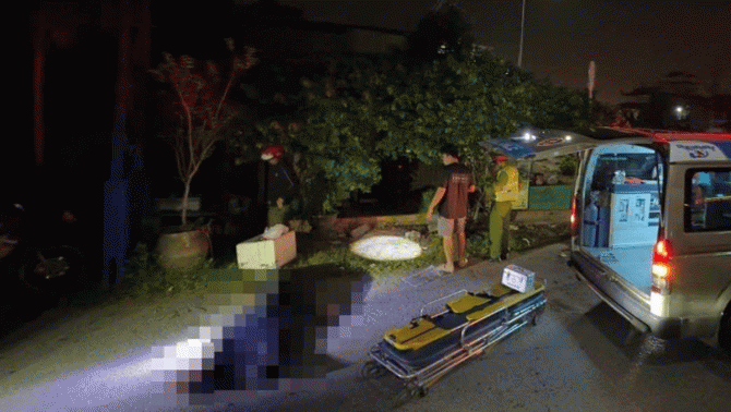 Người dân tá hỏa khi chứng kiến cảnh nam thanh niên bị đâm vào ngực, gục ngay trước cổng thôn