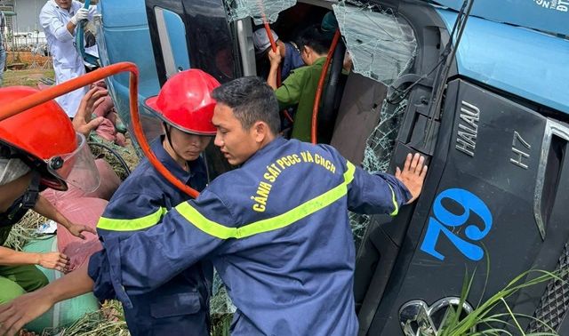 Nghẹt thở khoảnh khắc cảnh sát cắt cabin giải cứu 2 người trong đầu xe tải bẹp dúm ở Lâm Đồng