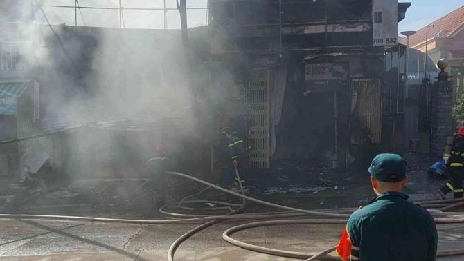 Hiện trường cháy cửa tiệm giày dép ở TPHCM, hé lộ nặng nề thiệt hại ban đầu