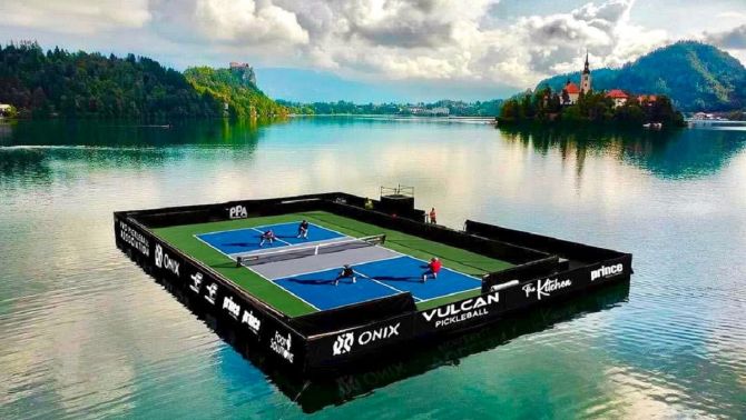 Siêu sao NBA khiến cộng đồng pickleball choáng ngợp với sân bóng nổi trên mặt hồ