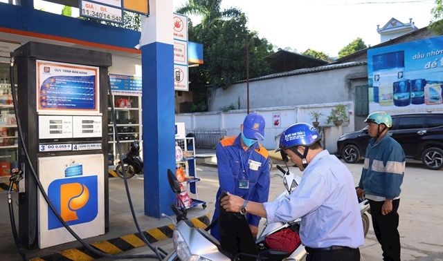 Giá xăng dầu hôm nay 26/11: Thế giới lao dốc, thị trường trong nước sẽ đồng loạt giảm theo?