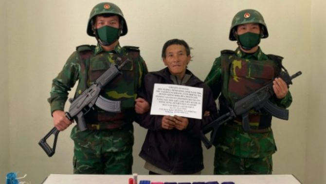 Chỉ vì 10 triệu, người đàn ông nước ngoài liều lĩnh vận chuyển 1.200 viên ma túy sang Việt Nam