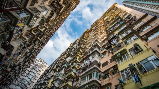 Giữa thảm họa cháy nhà, giá thuê căn hộ Hong Kong lập kỷ lục: Dòng tiền đầu tư đang đổ về đâu?