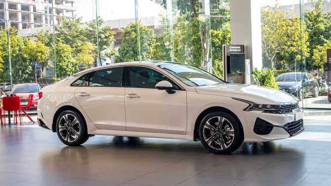 Giá lăn bánh Kia K5 giảm sâu sau khi nhận ưu đãi khủng cuối tháng 11/2025, 'hạ đo ván' Toyota Camry