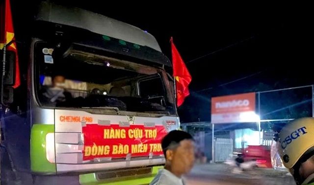 Bức xúc vụ việc chiếc xe container dán băng rôn ‘'hàng cứu trợ đồng bào miền Trung' để chở hàng quá tải trọng