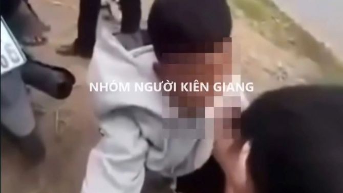 Phẫn nộ đoạn clip nam sinh bị nhóm bạn đánh, nhét vật lạ vào miệng trên đường vắng