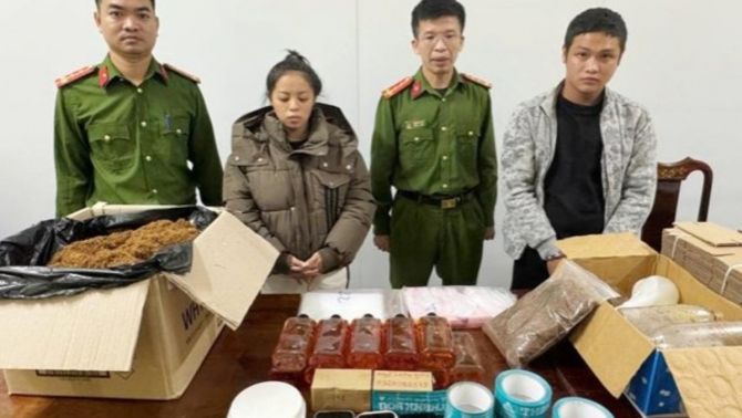 Bắt quả tang đôi nam nữ có quan hệ phức tạp, cùng nhau buôn 'chất hướng thần' cực mạnh ở Hà Tĩnh