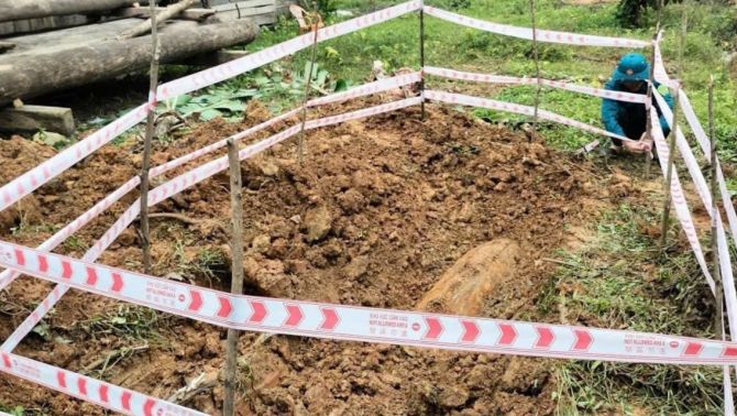Quảng Trị: Phát hiện quả bom khủng nặng 340kg trong vườn nhà, công an phong tỏa xử lý, cảnh báo nguy hiểm cực cao
