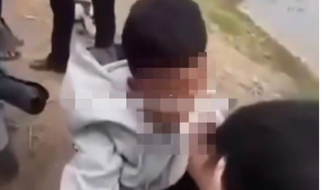 Rộ clip nam sinh lớp 10 bị bạn đánh đập, nhét băng vệ sinh vào miệng, công an vào cuộc