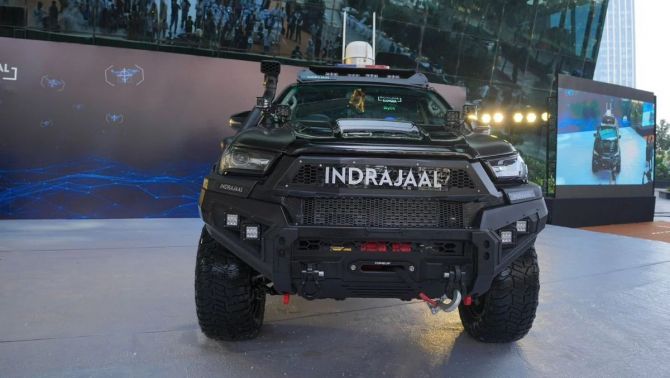 Bản Toyota Hilux đỉnh nhất từng xuất hiện: Công nghệ AI bắn hạ drone, cơ động như xe đặc nhiệm