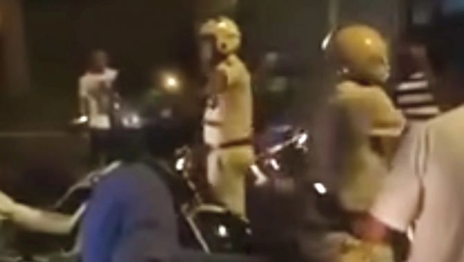 Sự thật bất ngờ clip ‘thanh niên bị chở lên phường, ngồi sau chọc lét khiến CSGT ngã ra đường’