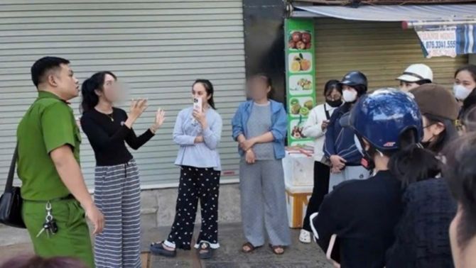 Hàng chục người livestream ‘vây’ cửa hàng vì chủ hụi bỗng mất liên lạc, hé lộ diễn biến khó lường