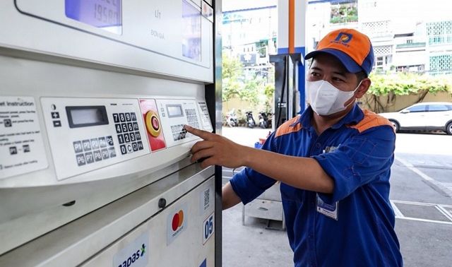 Giá xăng dầu hôm nay 4/12: Thị trường thế giới nổi sóng, trong nước vẫn bình ổn