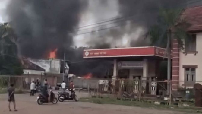 Kho cơ khí bốc cháy ngùn ngụt ngay sát cây xăng, TPHCM lại một phen thót tim