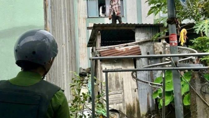 Khống chế người đàn ông cầm mảnh kính tự gây chảy máu gần ray tàu rồi leo lên mái nhà cố thủ