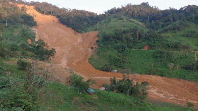 Quả đồi đổ ập giữa trời nắng ở Đà Nẵng: Thiên tai bất thường hay hệ quả mất rừng?