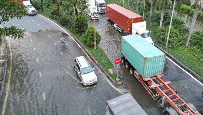 Nguyên nhân nhiều tuyến phố ở TP.HCM ngập sâu khiến người dân di chuyển khó khăn, nguy hiểm