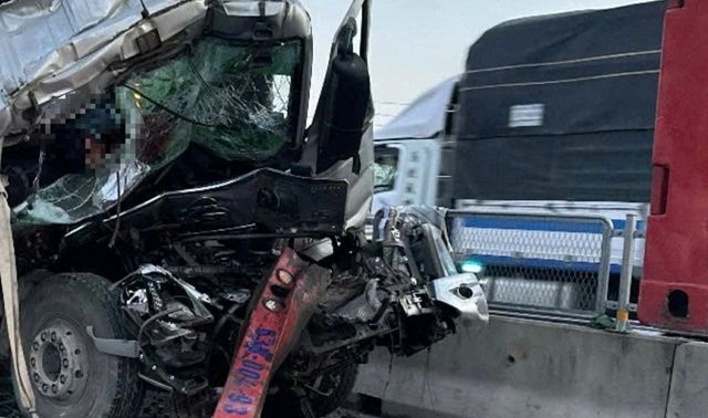 Hiện trường kinh hoàng xe ô tô tải tông vào xe đầu kéo đang gặp sự cố khiến 5 người thương vong