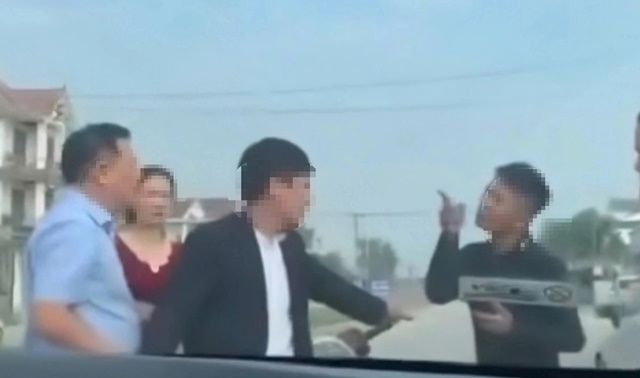 Công an thông tin nóng về clip 'nam thanh niên chặn đầu, đập phá xe ô tô' trên quốc lộ 7A để đòi tiền